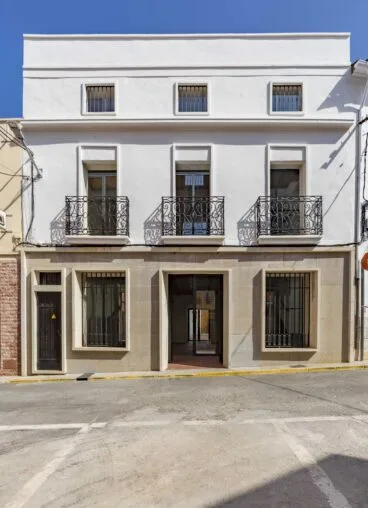 Fachada del edificio Banca Comes en Pedreguer, por QB arquitectos