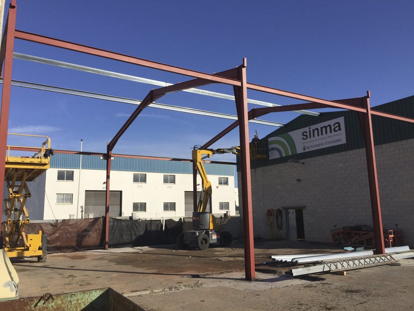 Instalación de la estructura exterior en Ondara