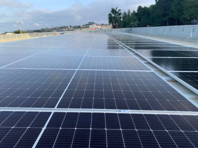 Imagen: Instalación fotovoltaica en la piscina municipal de Benissa
