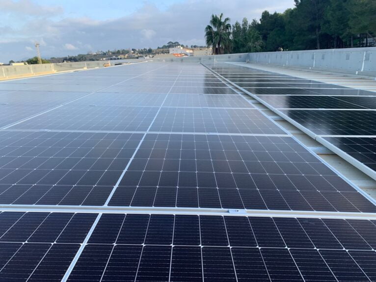 Instalación fotovoltaica en la piscina municipal de Benissa