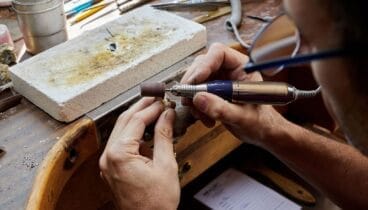 Juan Bonilla, relojero artesanal desde 1956