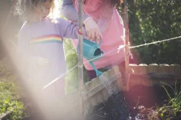 los nincc83os regando el huerto de la escuela internacional waldorf el montgo