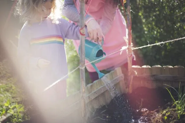 los nincc83os regando el huerto de la escuela internacional waldorf el montgo