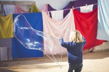 Los niños se divierten mientras aprenden en la Escuela Internacional Waldorf El Montgó