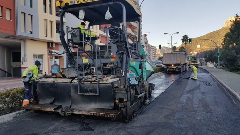 Máquina en los trabajos de asfaltado de Calp