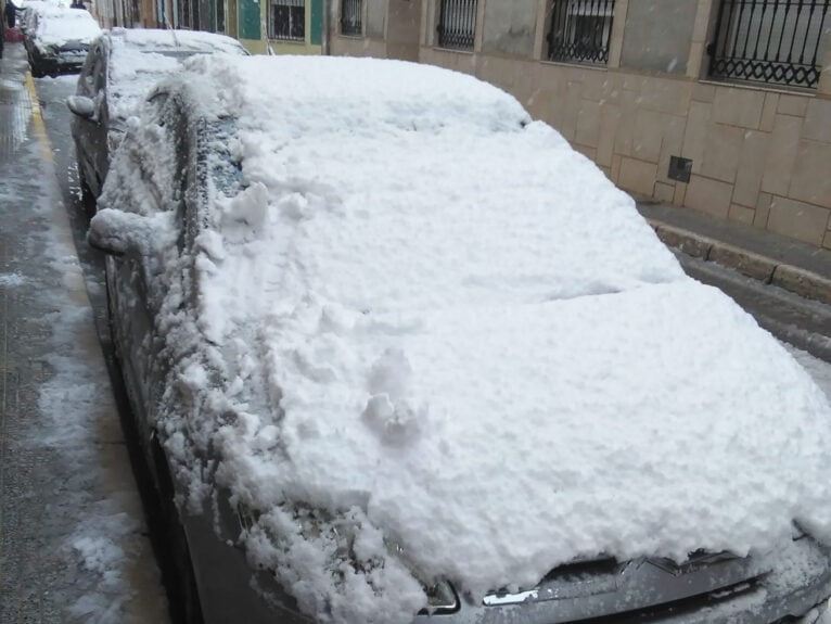 Schnee fällt auf die Autos von Pedreguer - Pere Durà