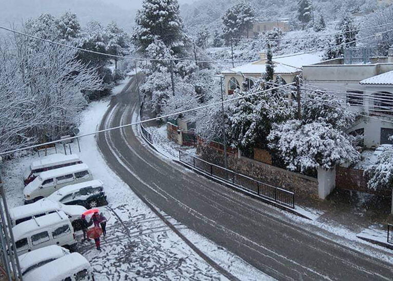 Schnee fällt auf ein Viertel in Orba - Juanan Doménech