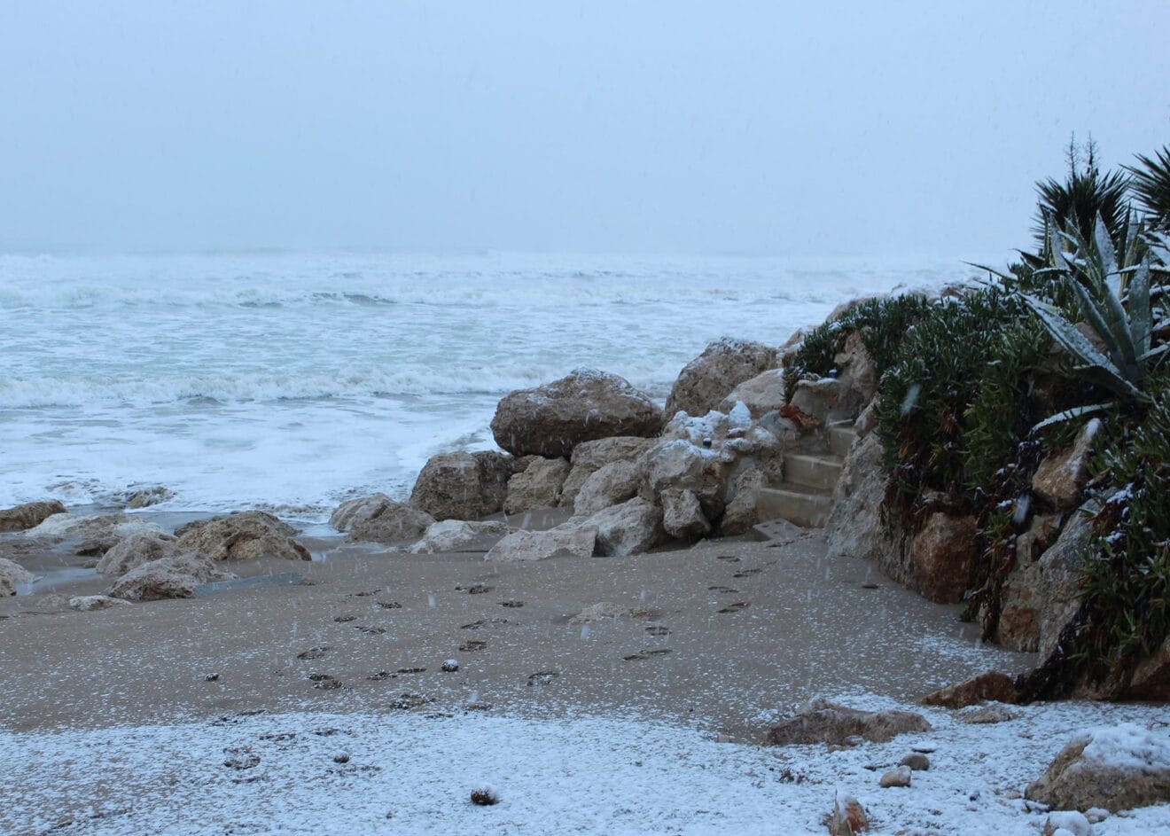 Nieve sobre el mar en les Deveses - Kiko Jover