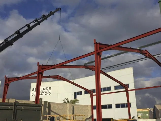 nueva estructura cubierta para los camiones de recogida en ondara