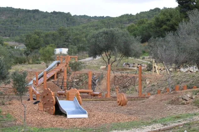 Benitatxell inaugura un «paraíso de juegos» para los más pequeños 2 Imagen: Nuevo parque de Les Fonts