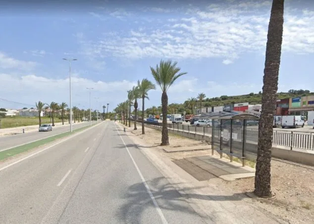 Imagen: Parada de autobús en el Polígono El Pla, cruce de Teulada