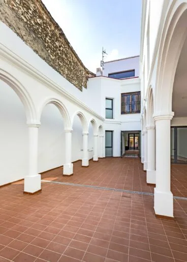 Patio central Edificio Banca Comes – QB arquitectos