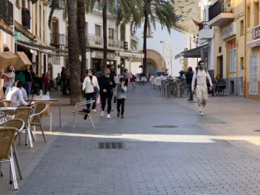 personas paseando por el centro historico de xabia