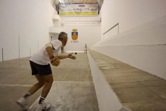 Benissa apuesta por apoyar y promocionar la pilota valenciana 1 Imagen: Pilotari en el trinquet de Benissa