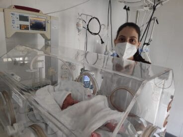 primer bebe de 2022 en la marina alta con su madre