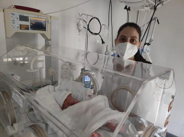 primer bebe de 2022 en la marina alta con su madre
