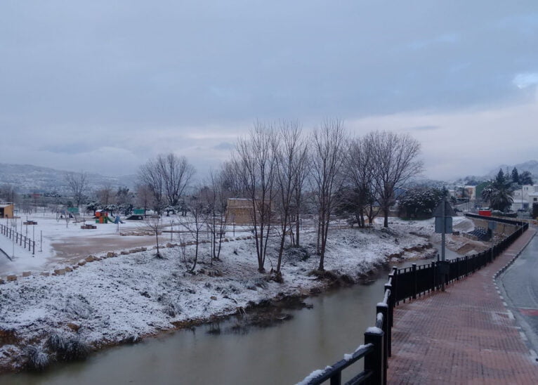 Rio Girona ao passar por Beniarbeig durante a queda de neve