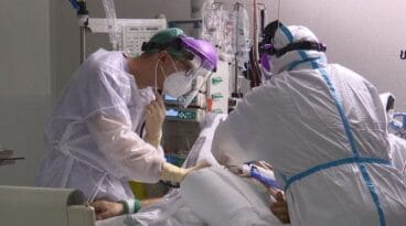 sanitarios atendiendo a un paciente