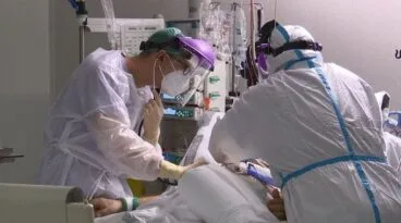 sanitarios atendiendo a un paciente