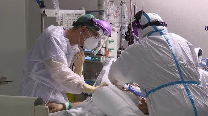 sanitarios atendiendo a un paciente