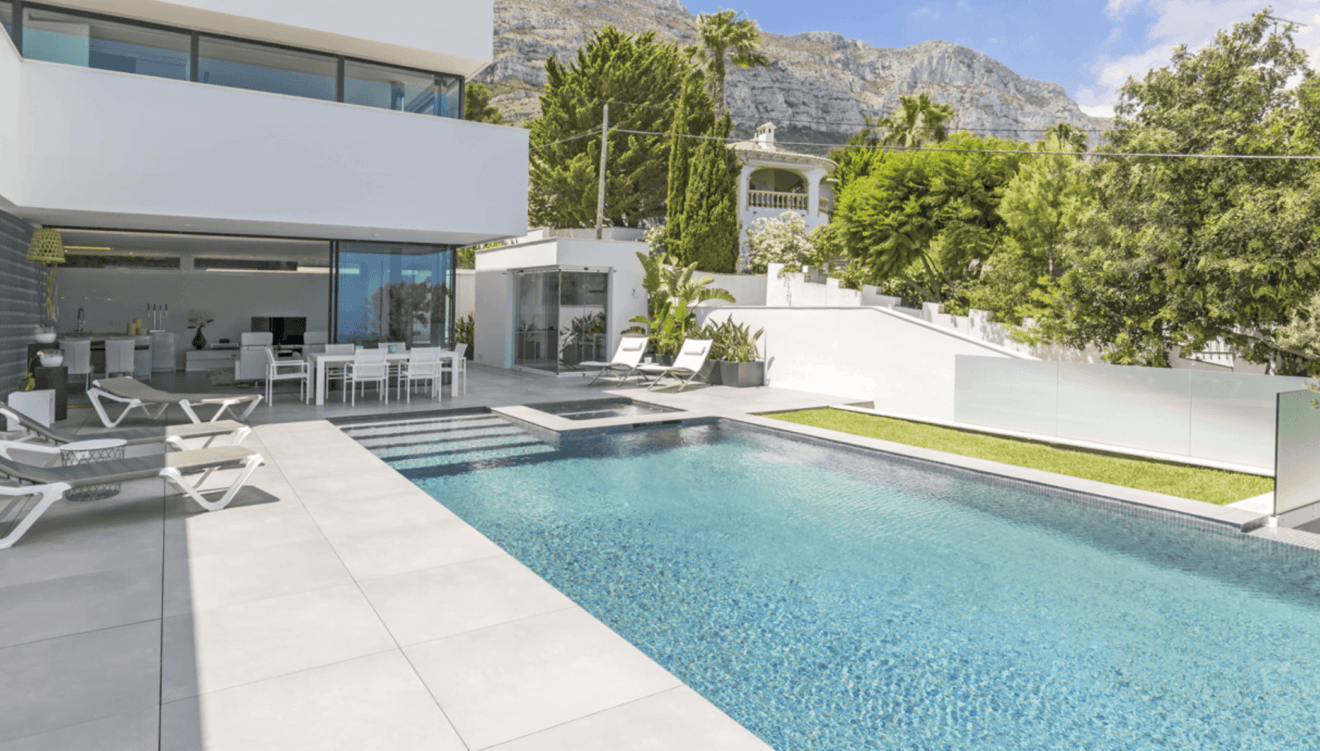 Terraza con piscina de W-Land House