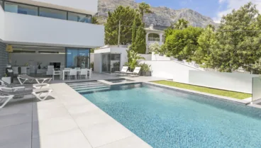 Terraza con piscina de W-Land House