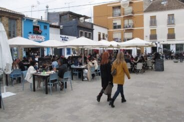 terrazas de la plaza mariana pineda llenas