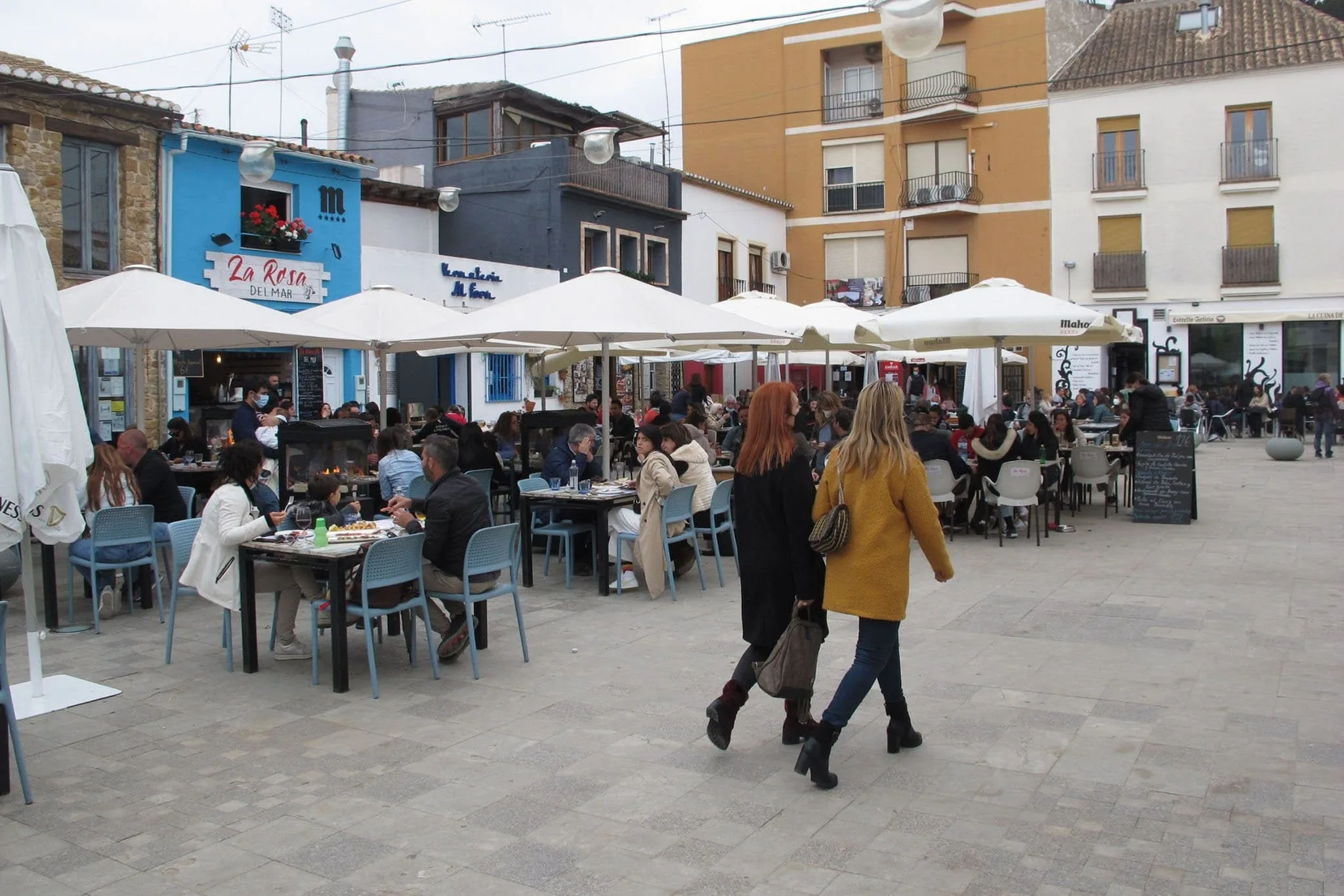 terrazas de la plaza mariana pineda llenas