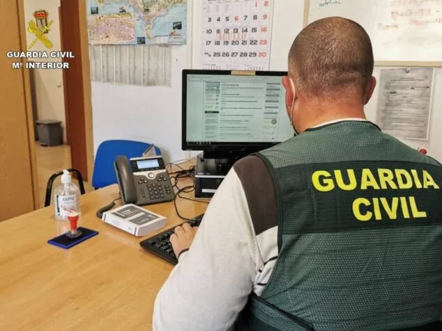 Detienen a una persona por hacerse pasar por policía en la localidad de Calpe 1 Imagen: Un detenido en Calpe por hacerse pasar por policía