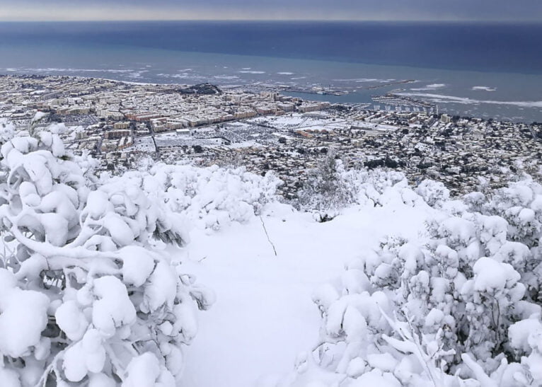 Vista de Dénia nevada desde la montaña
