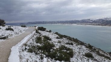 Vista de la costa de Xàbia cubierta de nieve