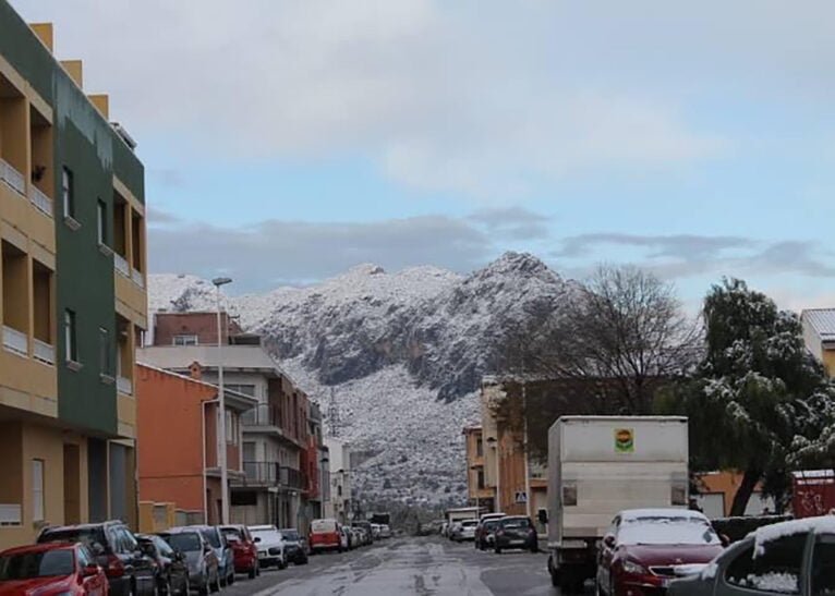 Montaña nevada desde las calles de Ondara