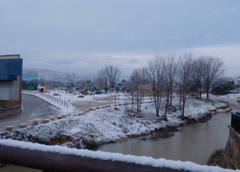 Blick auf Girona von der verschneiten Brücke von Beniarbeig