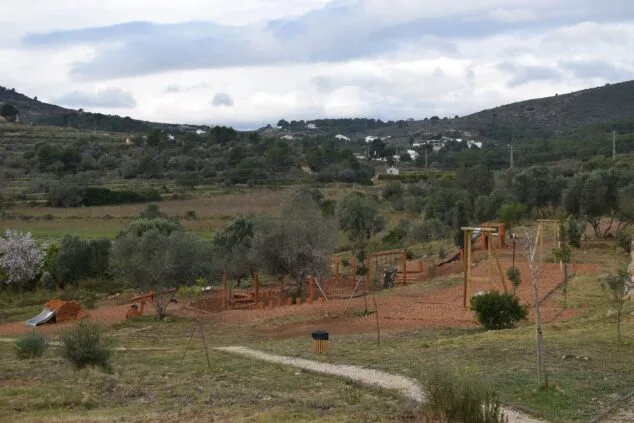 Benitatxell inaugura un «paraíso de juegos» para los más pequeños 1 Imagen: Zona donde se ubica el nuevo parque