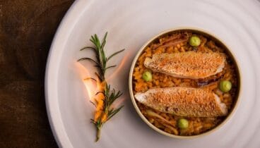 Arroz en lata de salmonetes y romero al horno