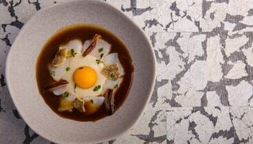 Bacalao en texturas, yema mantequilla y sopa de cebolla con miel