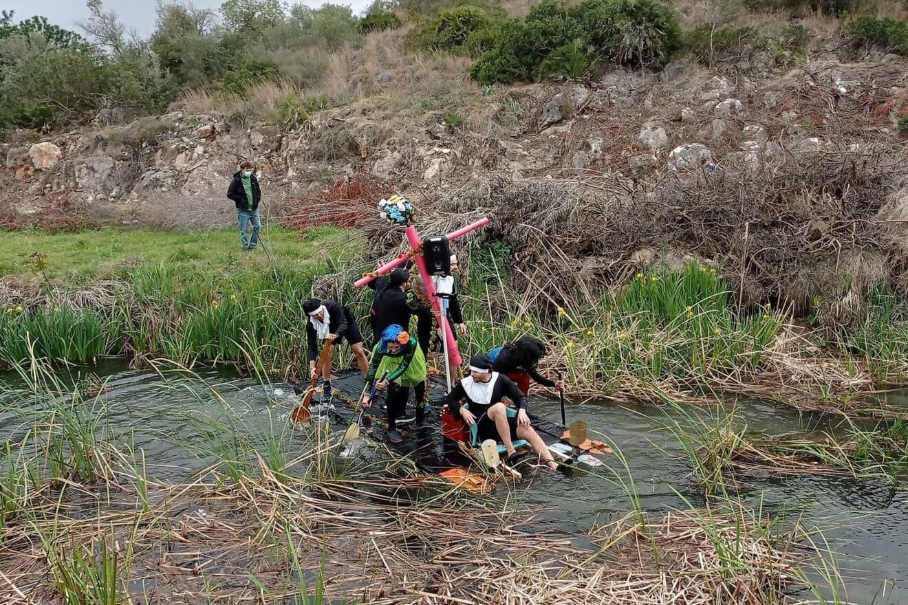 Participantes de la Baixada luchando por no caer de la embarcación