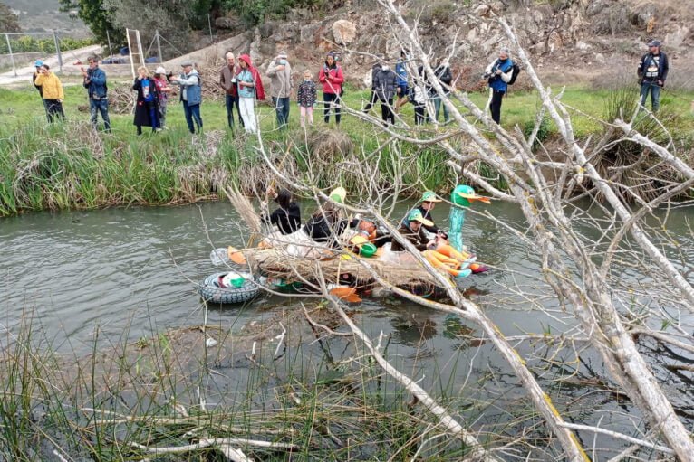 Espectadores y participantes en el río Bullent de Pego