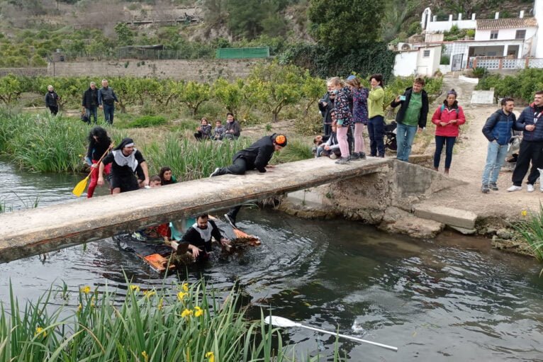 Participantes sorteando uno de los puentes del recorrido