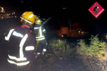 Bomberos en el incendio de Alcalalí la pasada madrugada