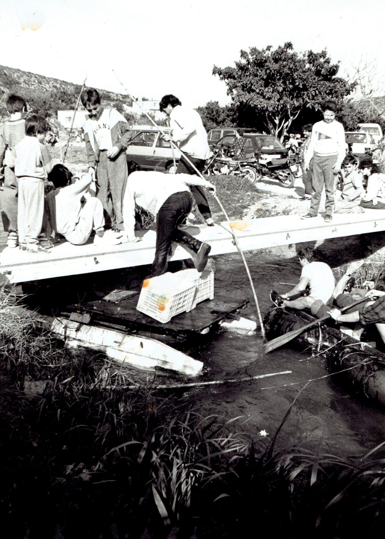Componentes de una embarcación atrevesando uno de los puentes del rio Bullent