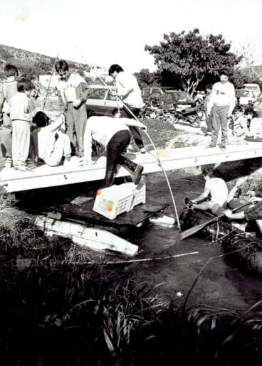 Componentes de una embarcación atrevesando uno de los puentes del rio Bullent