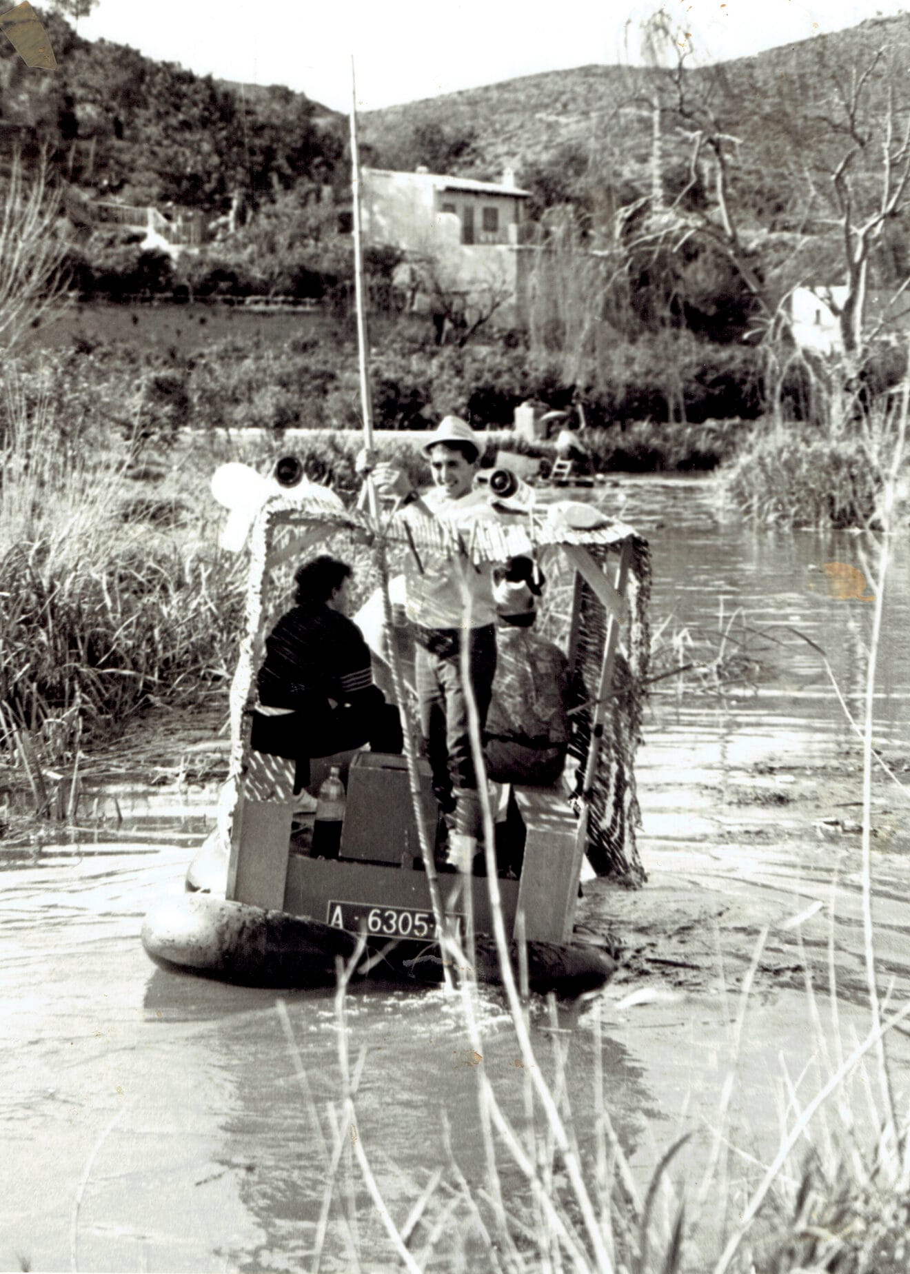 Divertida embarcación con toldo en el riu Bullent