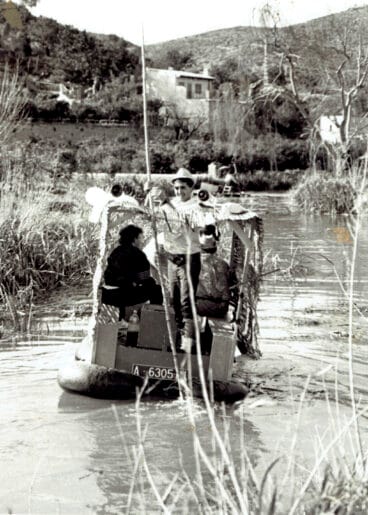 Divertida embarcación con toldo en el riu Bullent