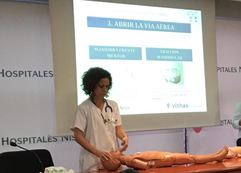 Dra. Ivars en el curso de reanimación pediátrica básica