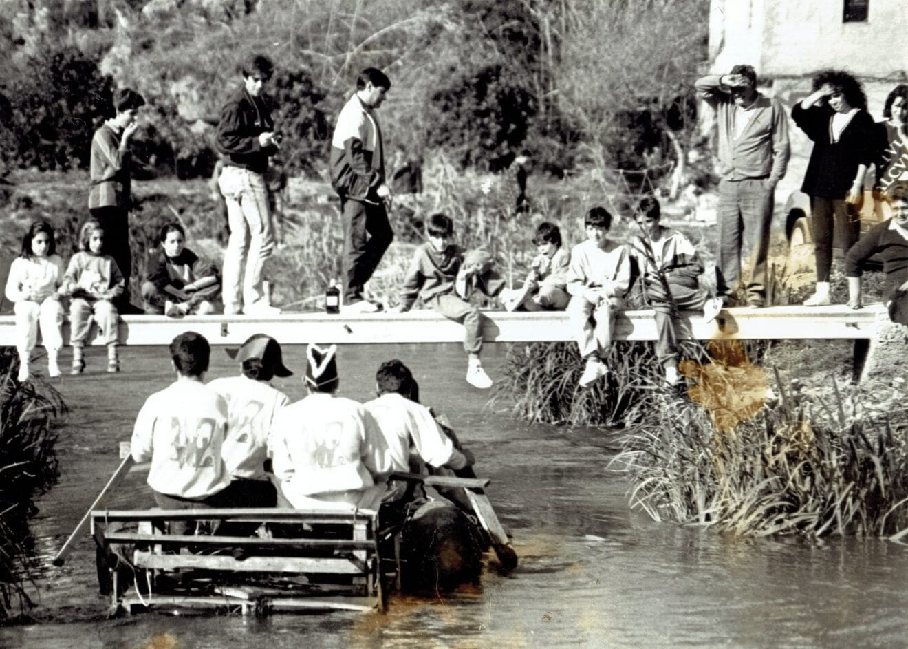 Embarcación atravesando uno de los puentes del rio Bullent