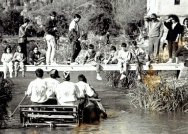 Embarcación atravesando uno de los puentes del rio Bullent