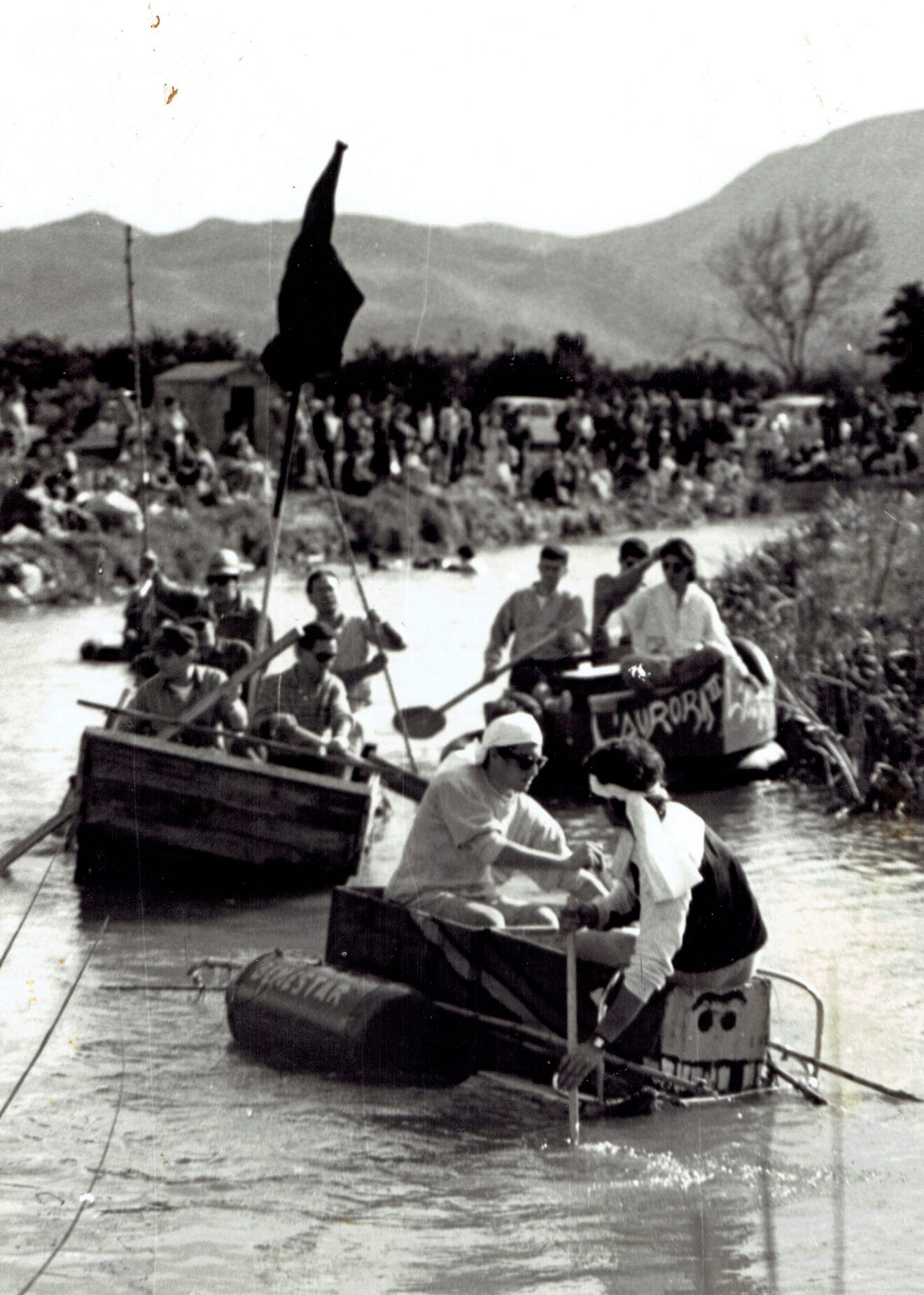 Embarcación construida para la Bixada del Riu en primer plano