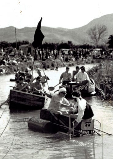 Embarcación construida para la Bixada del Riu en primer plano