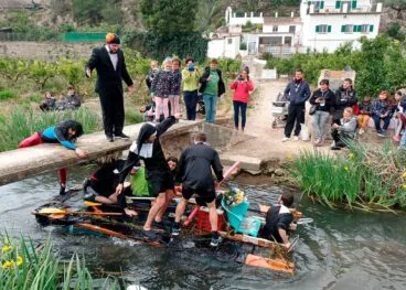 embarcacion sorteando uno de los puentes del riu bullent durnate la baixada